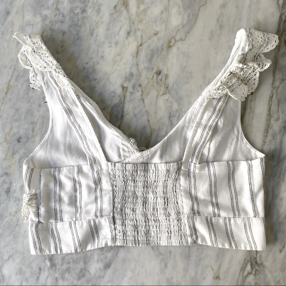 AMERICAN EAGLE Womens White Eyelet Lace V-Neck Cross Front Striped Crop Top XS - Picture 3 of 5